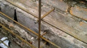 Как восстановить трещины в стене при помощи укрепления фундамента