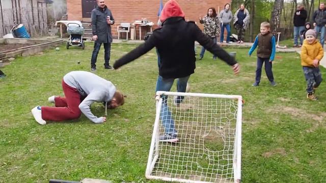 Елисей с компанией играет в футбол смотреть онлайн