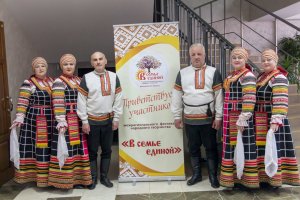 Народный вокальный ансамбль "Русская песня" на межрегиональном фестивале "В семье единой"