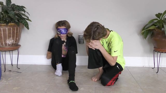 WHAT'S IN MY SOCK CHALLENGE | We Are The Davises смотреть онлайн