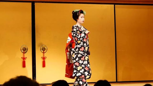 Япония, г. Киото. Шоу гейш. Танцует майко. смотреть онлайн