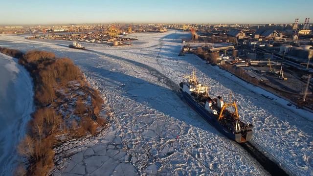 Релакс-видео: корабли на закате плывут по Морскому каналу в Санкт-Петербурге смотреть онлайн