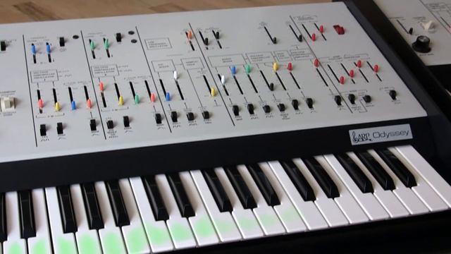 Arp Odyssey 2800 White Face twins смотреть онлайн