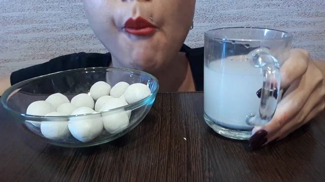 ASMR Mукбанг.Ем глиняные шарики.Хруст.Мурашки.Пью глиняную воду.Белая глина.Ем глину.Сlay balls⭕ смотреть онлайн