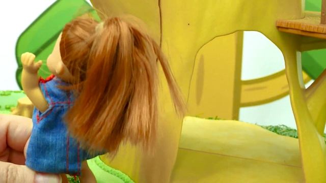 Штеффи и котёнок на дереве - Видео для девочек про куклы Барби смотреть онлайн