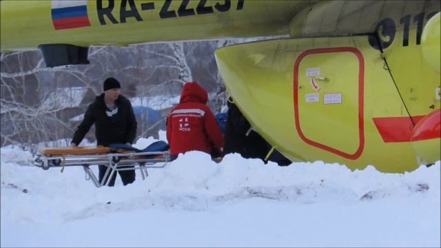 Посадка и взлёт санитарного Ми-8-МТВ-1 Landing and takeoff of the Mi8MTV1 ambulance helicopter смотреть онлайн