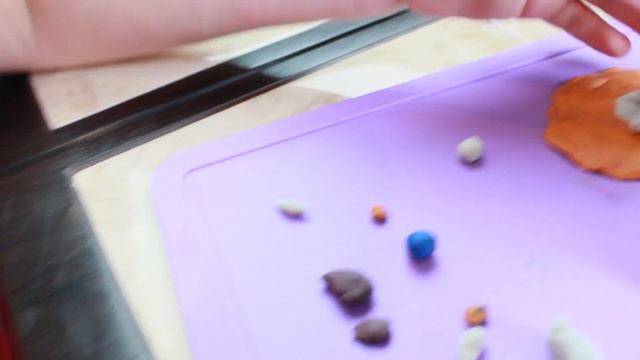 Детская поделка из пластилина человек отдыхает на пляже под зонтом смотреть онлайн