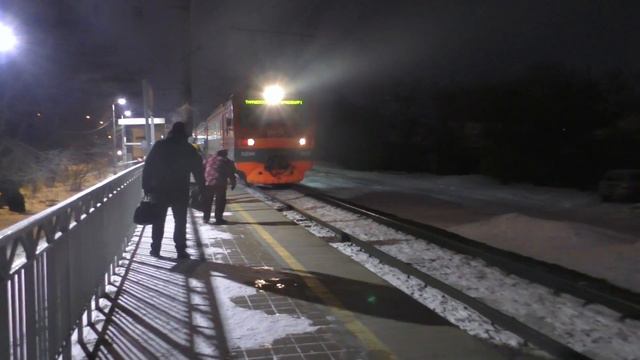 Электропоезд ЭД9М-0233. Прибытие и отправление. смотреть онлайн