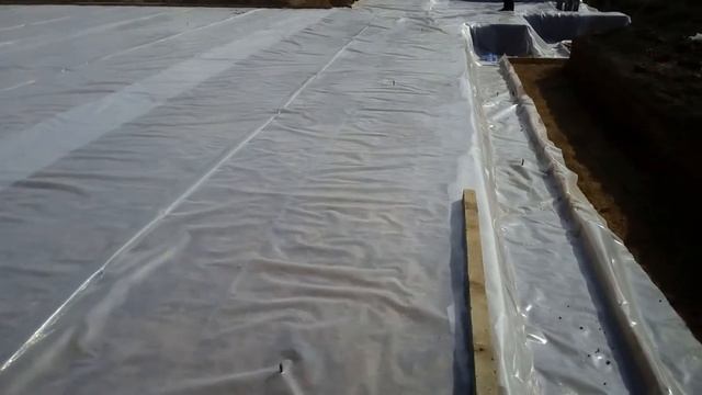 Laying of Polyethylene sheet under the PCC. Or under the foundations смотреть онлайн