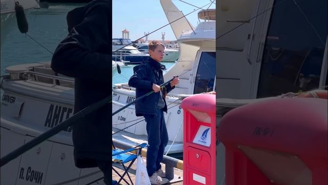 СОЧИ. Рыбалка возле морского порта! Между яхтами в море! Что клюет, кто знает? #рыбалка #сочиморе смотреть онлайн