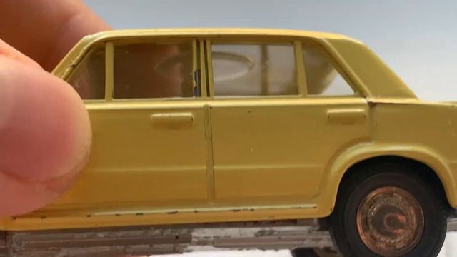 РАННЯЯ ЛИМОННАЯ КОПЕЙКА | ОБЗОР МОДЕЛИ 1:43 ВАЗ 2101 А9 БЕЗ МИ | СТАРЫЙ САРАТОВ | СДЕЛАНО В СССР смотреть онлайн