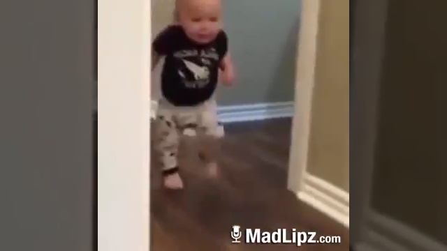 Маленький ребенок испугался смотреть онлайн