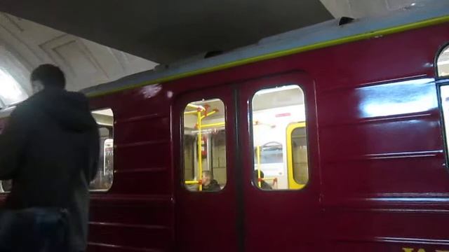 Поезд «Красная стрела» на Библиотеке имени Ленина. смотреть онлайн