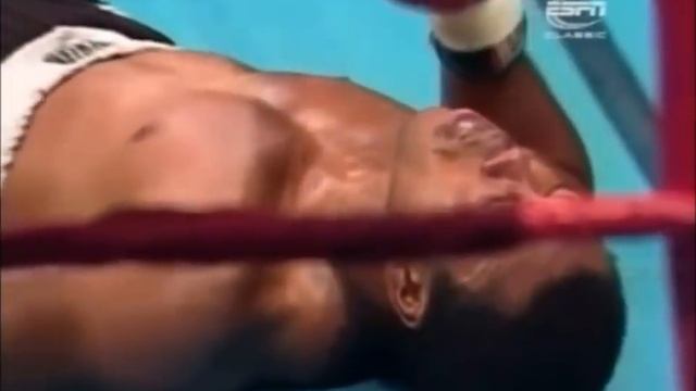 Тайсон учит бить свой коронный удар! Совет на тренировке/ Tyson teaching boxing. смотреть онлайн