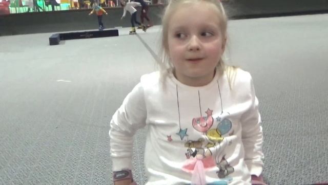 VLOG: КАТАЕМСЯ НА РОЛИКАХ / ЧЕМ ДЕТИ ЗАНЯЛИСЬ ПОСЛЕ ТРЕНИРОВКИ? смотреть онлайн