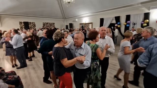 W Złotym Dworze skowroneczek fruwa i do tańca pary swe porywa! смотреть онлайн