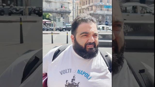 Piazza Borsa o Piazza Bovio a Napoli, la storica querelle dei napoletani смотреть онлайн