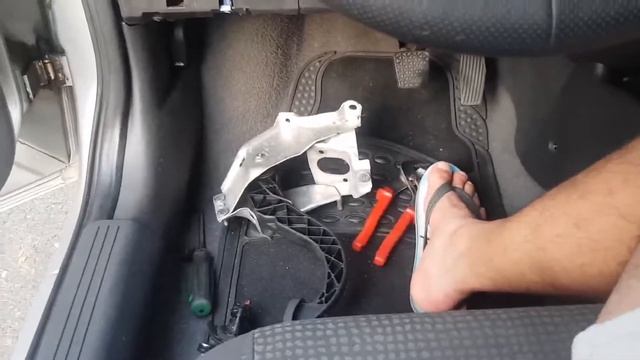 INLOCUIRE POMPA AMBREIAJ LA PEDALIER OPEL CORSA MI-A DAT BATĂI DE CAP NU MAI POT смотреть онлайн