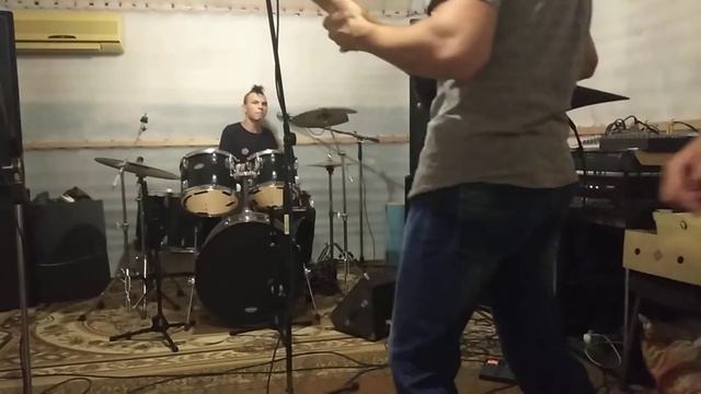 Панк рок на электрогитаре и барабанах? смотреть онлайн