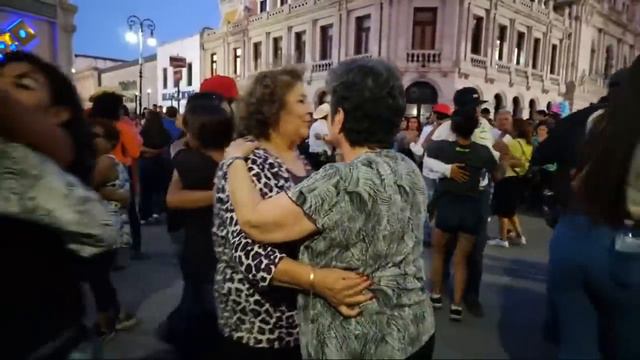 Las familias muy contentas disfrutando de Musical Milagro🕺💃🕺💃🎹🎤🎸🎷 смотреть онлайн