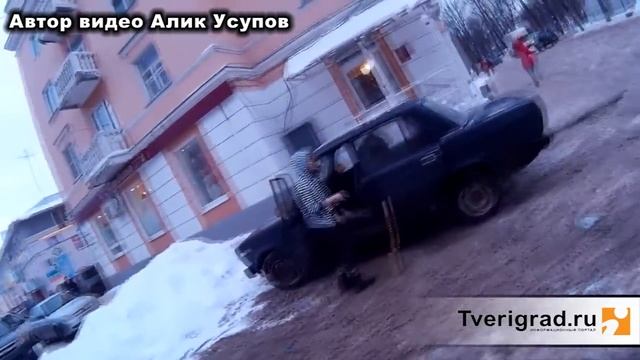 Тверь. Девушка под кайфом разделась в центре города. Real video смотреть онлайн