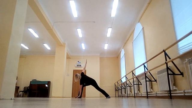 короткий интенсив для ног: растяжки, равновесие, сила мышц смотреть онлайн