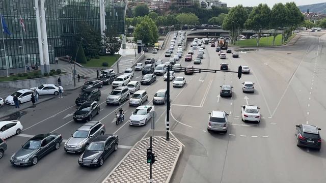 Тбилиси. Набережная. Куда торопятся автомобили. смотреть онлайн