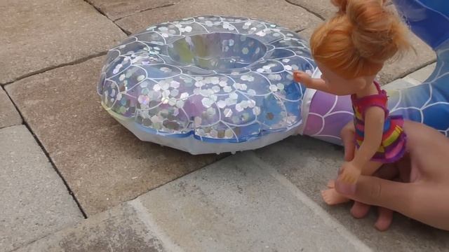 Water fun ! Elsa and Anna toddlers - balloons - pool - splash - floaties смотреть онлайн