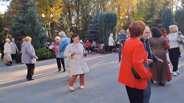 ЦЬІГАНОЧКА АЗА❤️ ТАНЦЬІ В ПАРКЕ ГОРЬКОГО❤️ ХАРЬКОВ 2023 смотреть онлайн