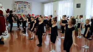 Новогодний танец для Дедушки Мороза :) Потолок Ледяной!