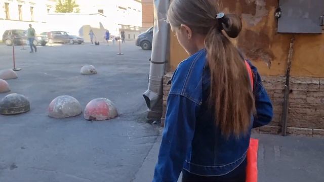 Катя Прическу это так делать нельзя пучок делать моя  мама будет делать