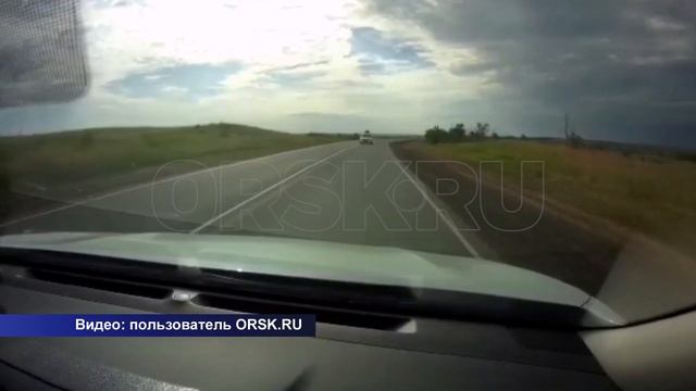 Водитель Ларгуса мчит по встречке на трассе Орск — Оренбург смотреть онлайн