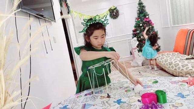 Новогодний подарок под ёлку своими руками Christmas present under the tree смотреть онлайн