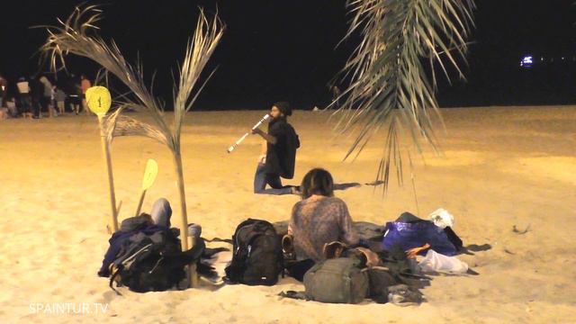Путешественники живущие на пляжах в Испании и Аликанте, playa Postiguet spaintur.tv смотреть онлайн