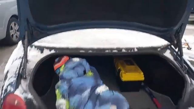 Вскрытие Rover 75 с разряженным аккумулятором на парковке смотреть онлайн