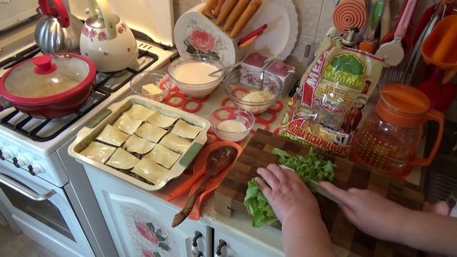 Мой фирменный рецепт. Лазанья с листовым салатом, мясным фаршем и стрелками чеснока. смотреть онлайн