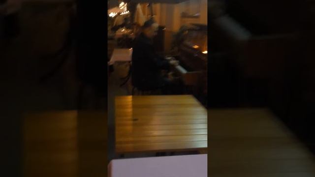 На Приморском волшебное пианино..) смотреть онлайн