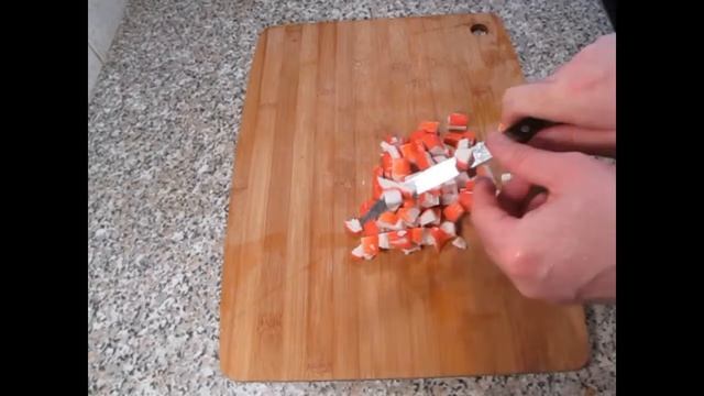 Салат из крабовых палочек, помидоров и сыра смотреть онлайн