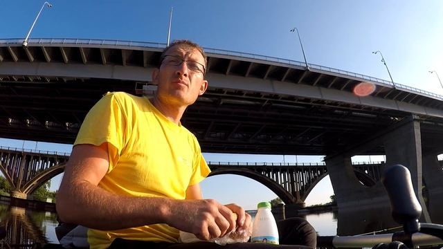 Ловля леща. Рыбалка на Днепре с лодки в центре Киева смотреть онлайн
