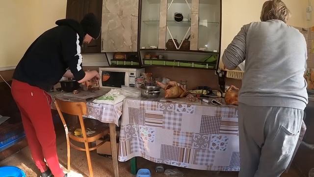ЖИВУ ОДНА В ДЕРЕВНЕ/ПЕТУШКИ НА ЗИМУ смотреть онлайн