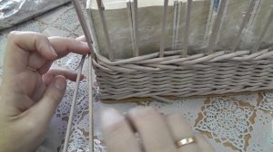 Короб для мелочей на фанерном донышке. Плетение из газетных трубочек