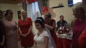 Свадьба: Невеста снимает фату