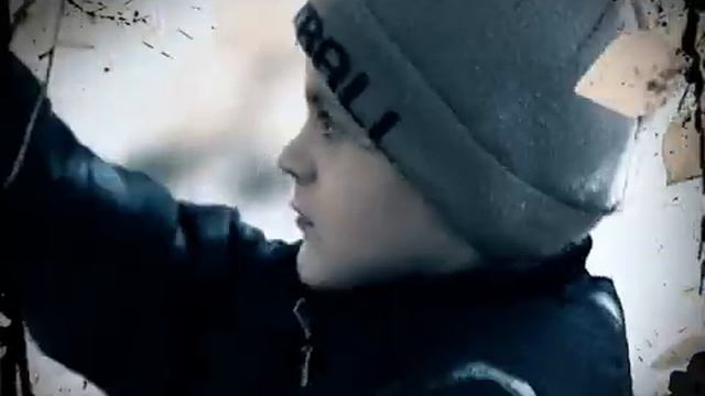 Мальчик собирает листья смотреть онлайн