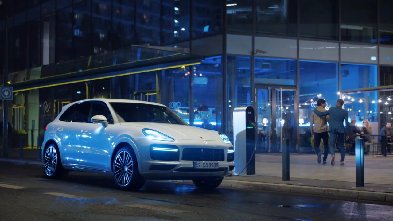 Porsche показала новую гибридную линейку Cayenne Turbo S смотреть онлайн