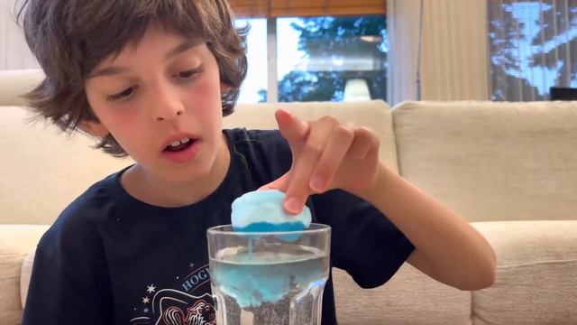 Эксперимент: как вода действует на сахарную вату!? смотреть онлайн