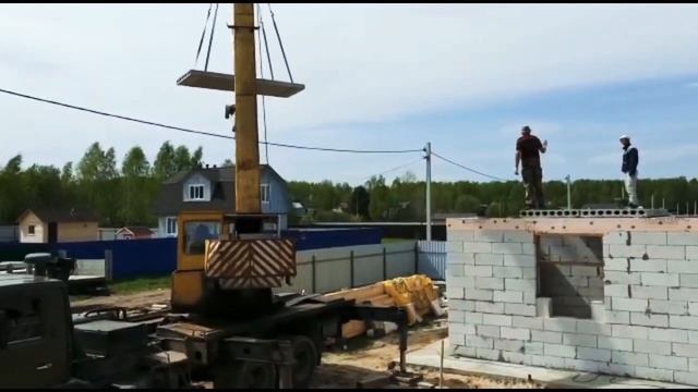 Доставка и разгрузка плит перекрытий от компании ДСК-Столица смотреть онлайн