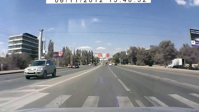 Алик переползает дорогу перед девушкой за рулем смотреть онлайн