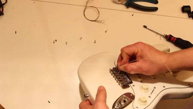 Mini Stratocaster Al Stevens: A short refit Part 1 Demount смотреть онлайн