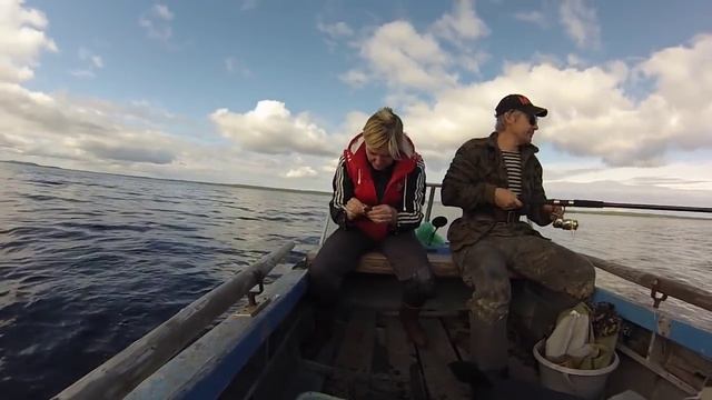 Эмоциональная рыбалка. С элементами экстрима. Ловим треску без удочек. Emotional fishing. смотреть онлайн