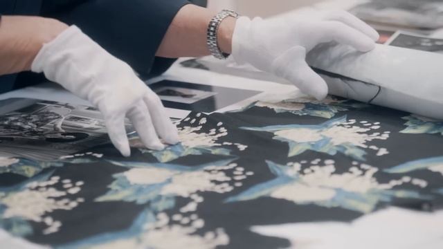 JISOO's exclusive tour of the Dior archives смотреть онлайн